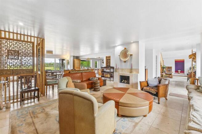 Sitting/Dining Areas