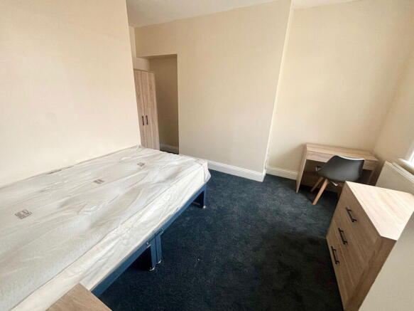 8 bed House Share to rent Image 4