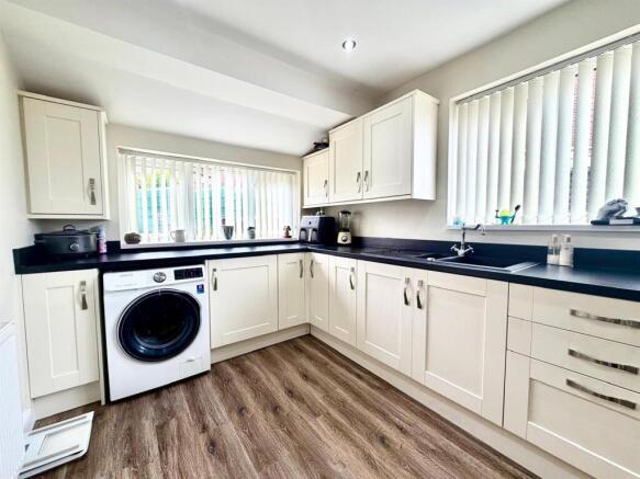 3 bed Semi-Detached Bungalow for sale Image 8