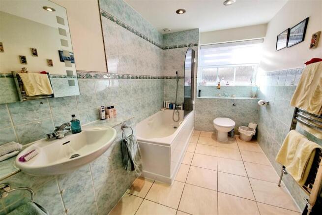 MAIN BATHROOM: