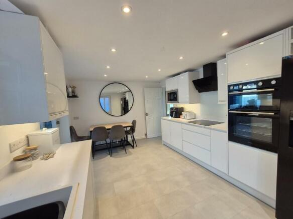 Kitchen 2.jpg