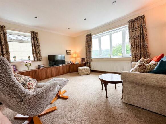 LOUNGE DINING ROOM