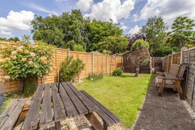 15 Kings Road, New Haw, KT15 3BG - 8.jpg