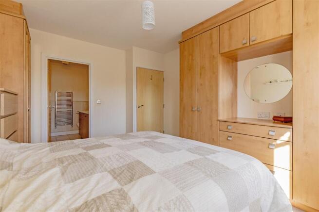 2 bed Apartment for sale Image 11