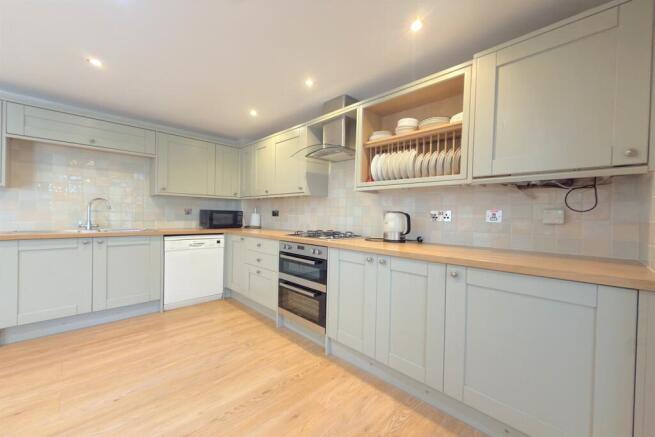 4 bed Detached for sale Image 8