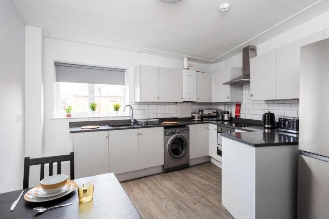 4 bed House to rent Image 10