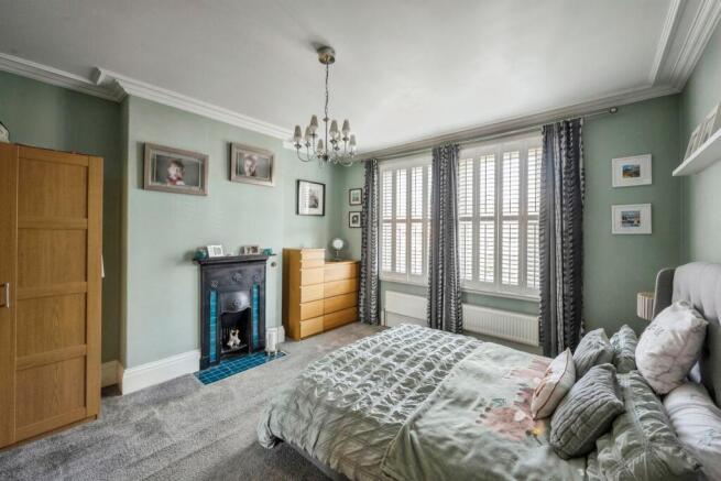5 bed Semi-Detached for sale Image 10