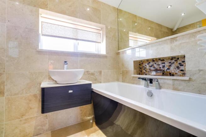 LUXURY HOUSE BATHROOM