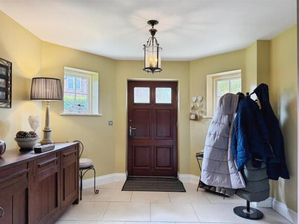 5 bed Detached for sale Image 10