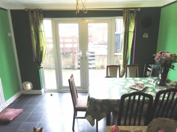 KITCHEN/DINING ROOM