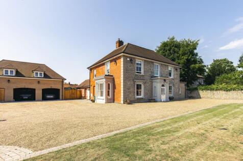Immaculately Renovated Victorian Home with Potential For a 2 Bedroom Annexe