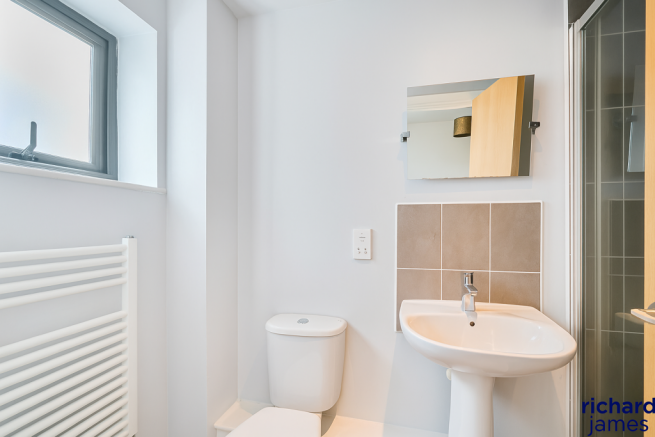 modernbathroomwithsleekfixtures