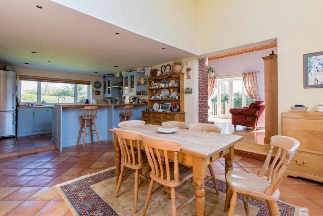Dining Area & Kitchen
