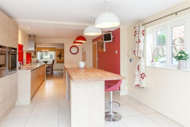 kitchen / breakfast room