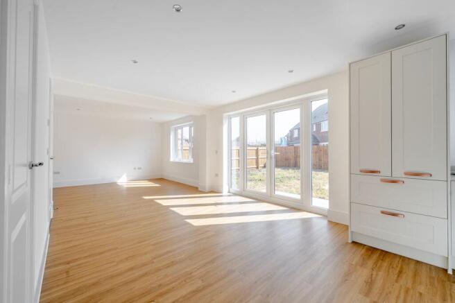4 bed House for sale Image 4