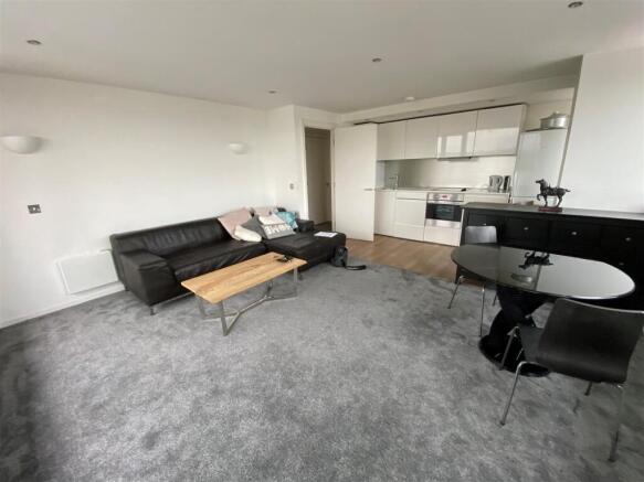 Open Plan Living Room / Dining Area / Fitted Kitch