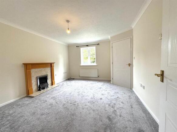 31 maylam gardens living room 1.jpg