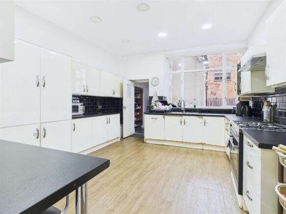 7 bed Semi-Detached for sale Image 5