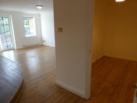 2 bed Flat to rent Image 11