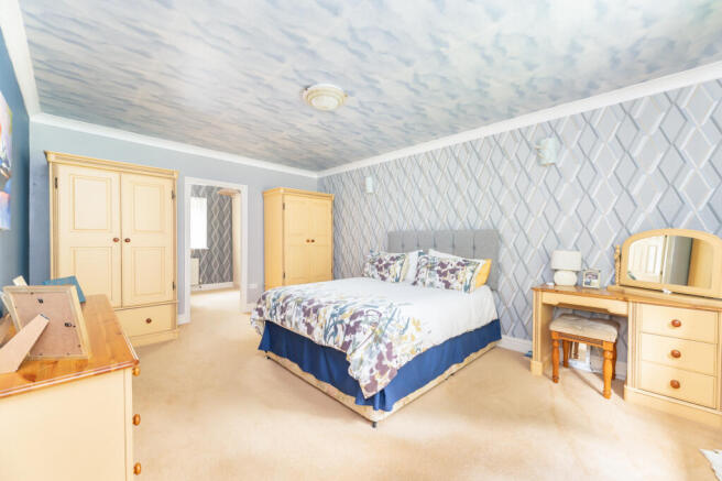 5 bed Detached for sale Image 9