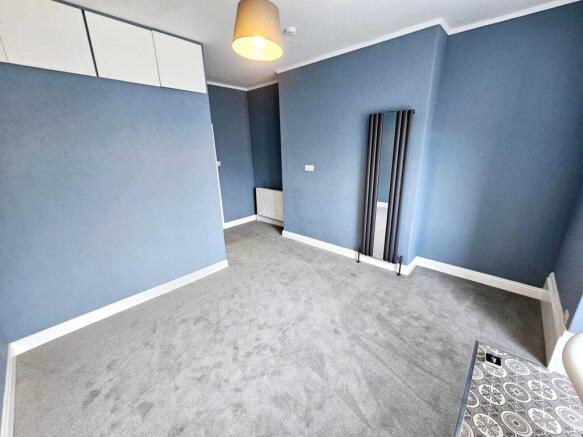 3 bed Flat for sale Image 7