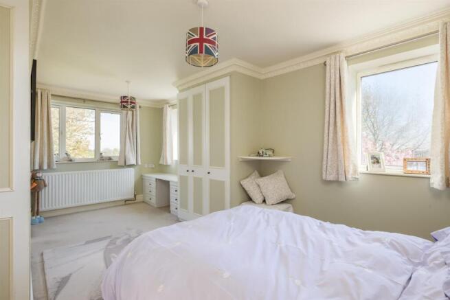 5 bed House for sale Image 12