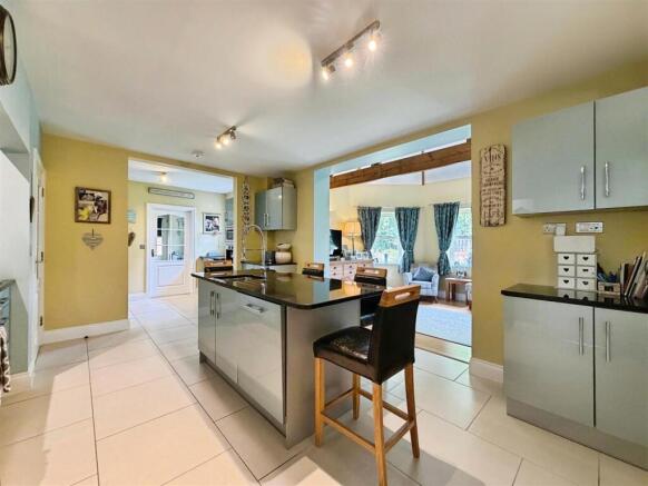 5 bed Detached for sale Image 5