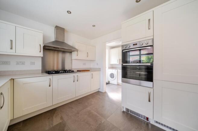 5 bed Detached to rent Image 7