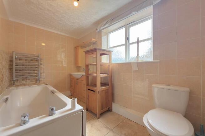 4 bed House for sale Image 8