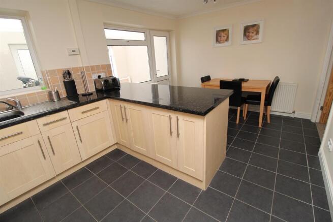 Kitchen/ Dining Room