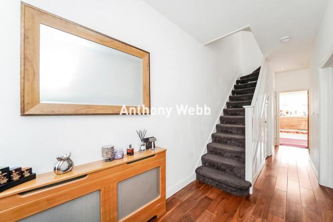 Dorchester Avenue, Palmers Green, N13 photo 4