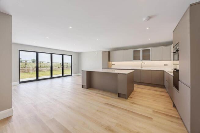 4 bed House for sale Image 8