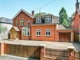 Strona House, Oaklands Lane, Crowthorne RG45 6JU