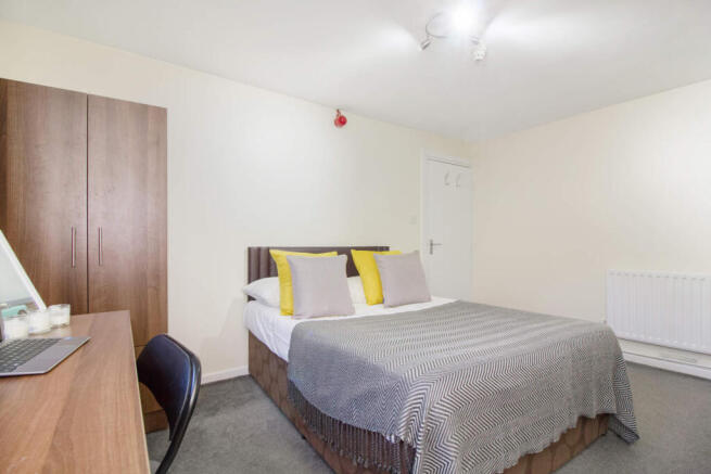 4 bed House to rent Image 10