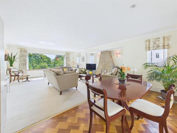 4 bed Detached for sale Image 8