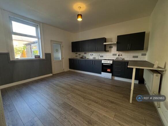 2 bed Terraced to rent Image 6