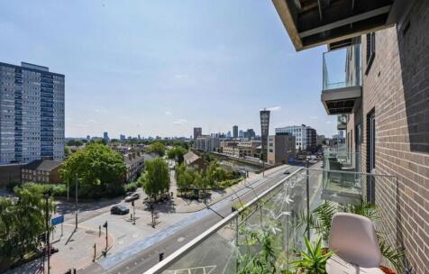 High Street, Canary Wharf