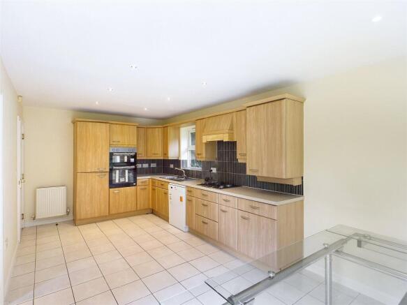 5 bed Detached for sale Image 5