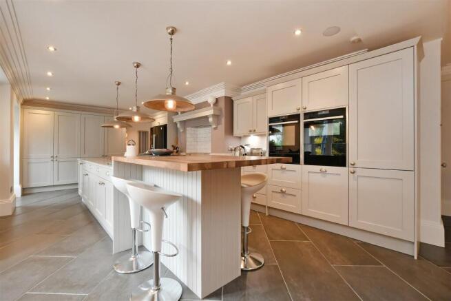 5 bed Detached for sale Image 4