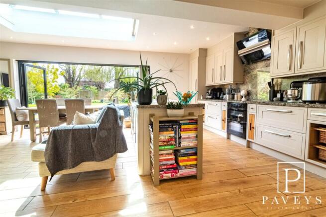 KITCHEN/DINING FAMILY ROOM