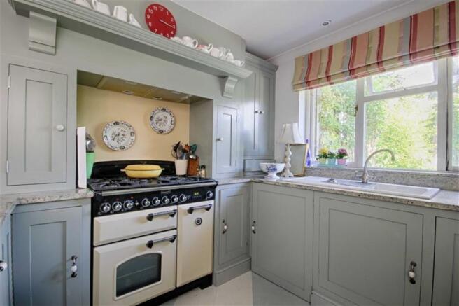 KITCHEN SITTING AREA