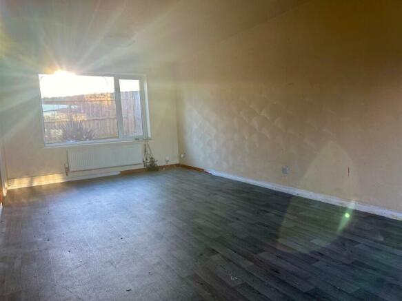 Living Room / Dining Area:
