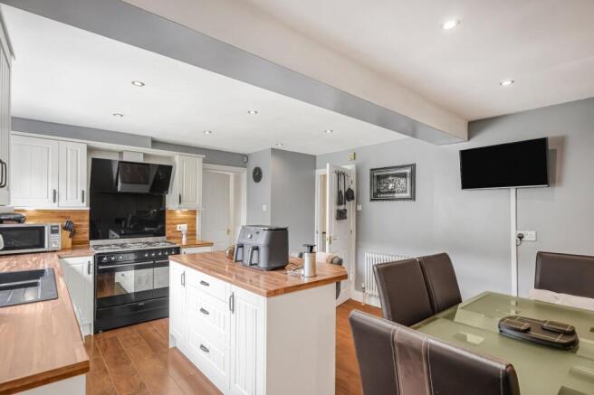 5 bed Detached for sale Image 6