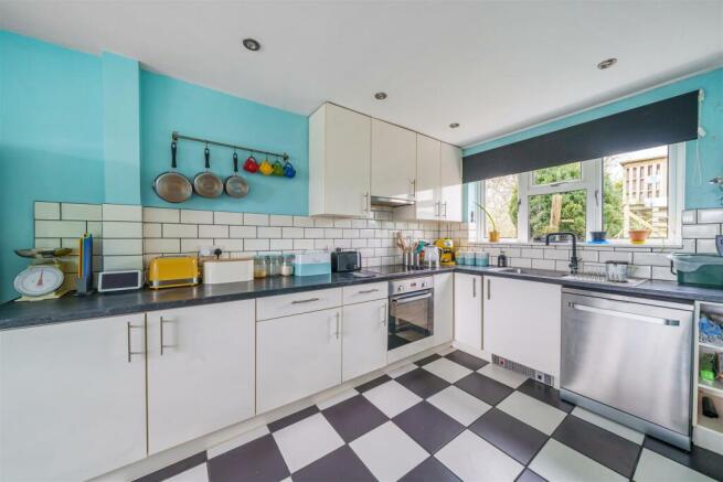 KITCHEN/DINING ROOM