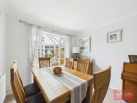 5 bed Detached for sale Image 6
