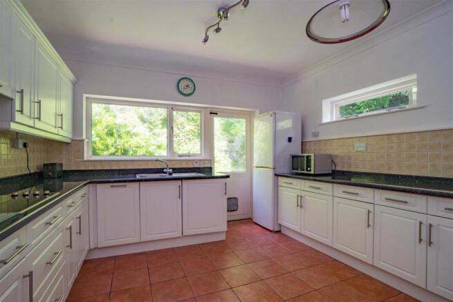 KITCHEN / BREAKFAST ROOM: