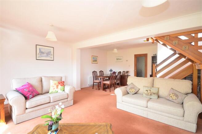 Lounge/Dining Room