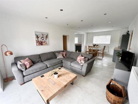 DINING/FAMILY ROOM