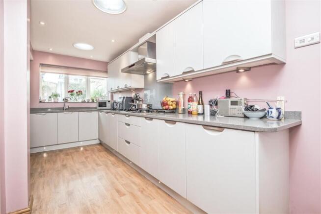 4 bed Detached for sale Image 4