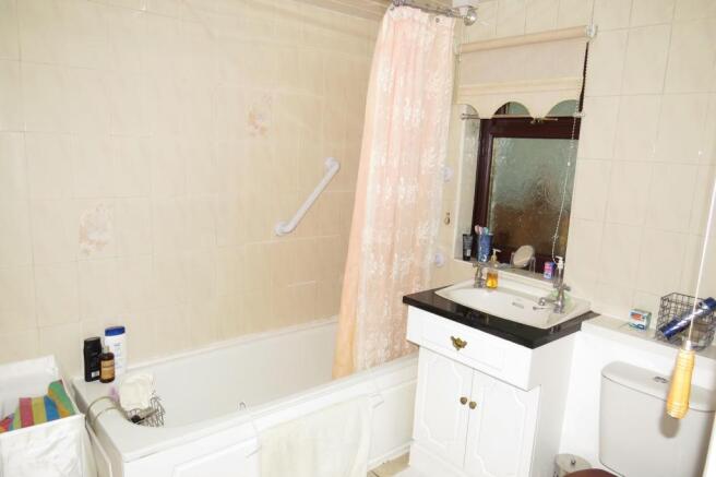 COMBINED BATHROOM